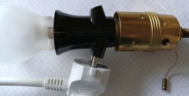 Stecker eines Netzteils in einer Lampenfassung