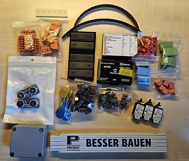 Elektronikbauteile und Mikrocontroller auf Tisch