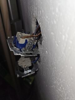 Defekte Steckdosen in einer Wand