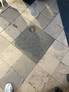 Gedenktafel für George Green im Boden
