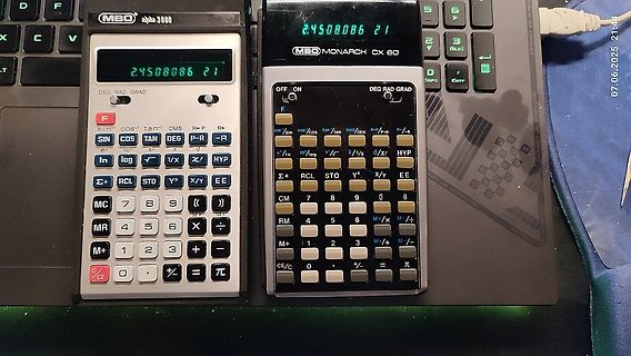 Zwei Taschenrechner auf einer Tastatur