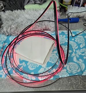 Rote LED-Streifen auf blauem Untergrund