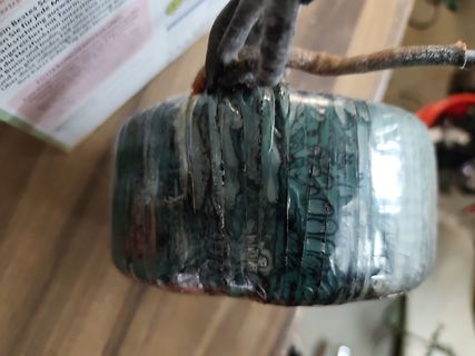 Detailaufnahme eines grünlich glänzenden Objekts