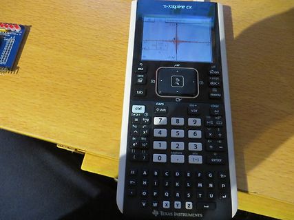 TI-81 Spyre CX Taschenrechner auf Tisch