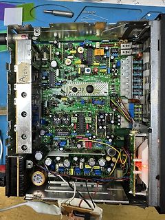 Innenansicht eines elektronischen Geräts mit mehreren Leiterplatten