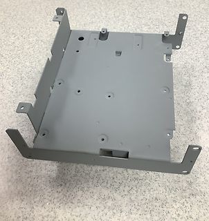 Graues Metallgehäuse mit Montagebohrungen