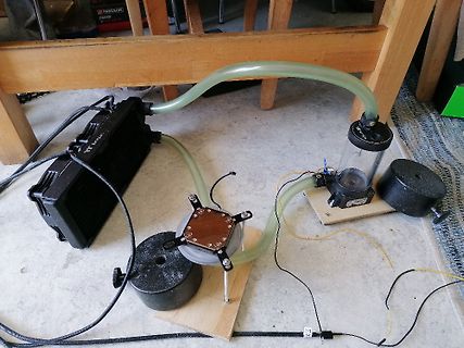 Experimenteller Aufbau mit Schläuchen und Behältern