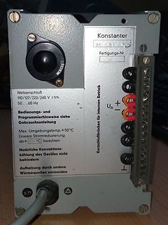 Industrie-Netzteil mit Drehregler und Anschlussklemmen
