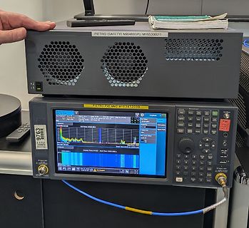Spektrumanalysator mit Display und Messkurve