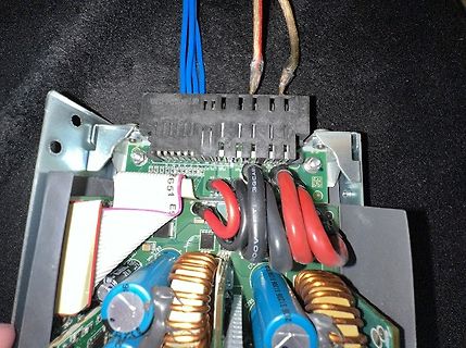 Innenansicht eines Schaltnetzteils mit Kondensatoren und Spulen