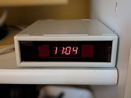 Digitaluhr mit roter LED-Anzeige