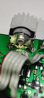 Nahaufnahme einer Leiterplatte mit Potentiometer und Flachbandkabel