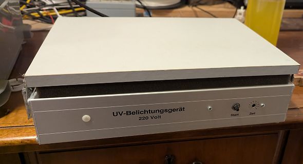 UV-Belichtungsgerät auf einem Holztisch