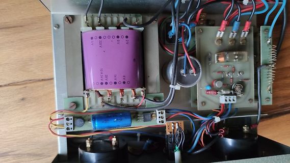 Innenansicht eines Netzteils mit Transformator und Platinen