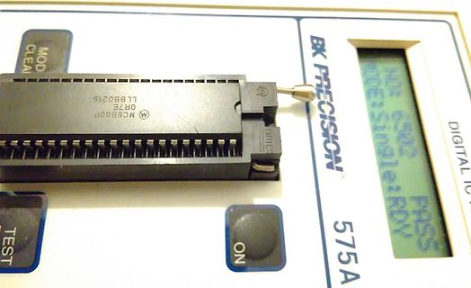 BK Precision IC Tester mit Mikrocontroller