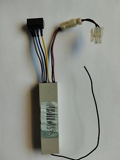 Lithium-Ionen-Akku mit Kabeln und Steckern