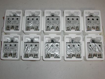Zehn Stück elektronische Bauteile in Kunststoffverpackungen