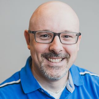 lächelnder Mann mit Brille und Bart