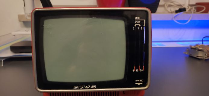 Miniatur-Fernseher mit UHF/VHF-Reglern