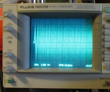 Fluke PM3370B Oszilloskop mit Signal auf Display