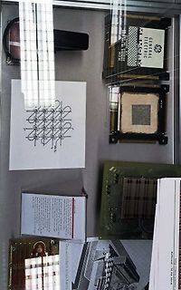 Mikrochips und technische Zeichnungen auf einem Tisch