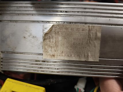 Typenschild auf einem Aluminiumgehäuse
