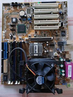 Computer-Mainboard mit CPU-Kühler und RAM-Slots