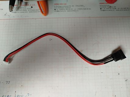 Rot-schwarzes Kabel mit Steckverbindern