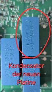 Blaue Kondensatoren auf einer Leiterplatte