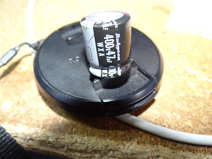 Elektrolytkondensator auf schwarzem Bauteil