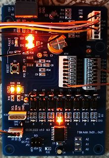 Bestückte blaue Leiterplatte mit LEDs und Anschlüssen