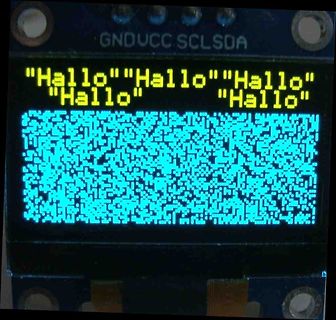 Abfotografiertes LCD-Display mit Text und Mustern