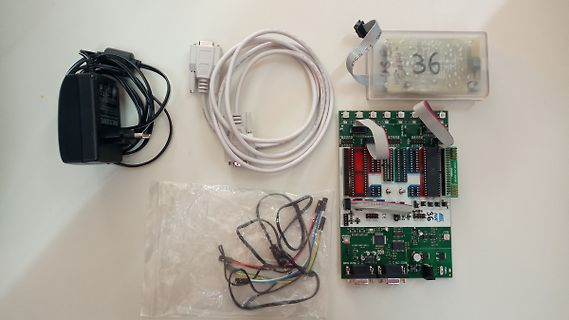 Elektronikkomponenten, Leiterplatten und Kabel auf weißem Untergrund