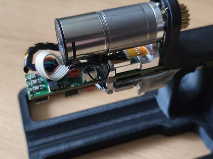 Elektronikkomponenten mit Metallzylinder auf Leiterplatte