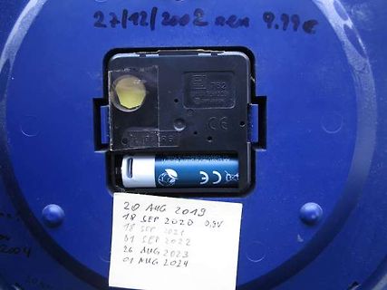 Rückseite einer Armbanduhr mit Batteriewechsel-Notizen