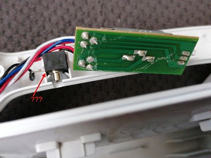 Geöffnete Elektronik mit Leiterplatte und Kabeln