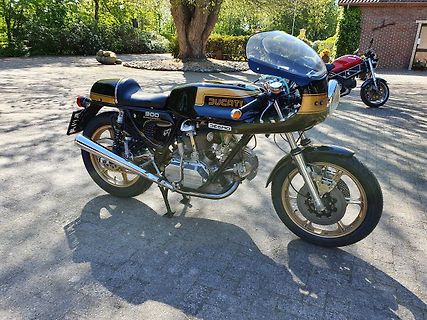 Schwarze Ducati 900 Super Sport Motorrad
