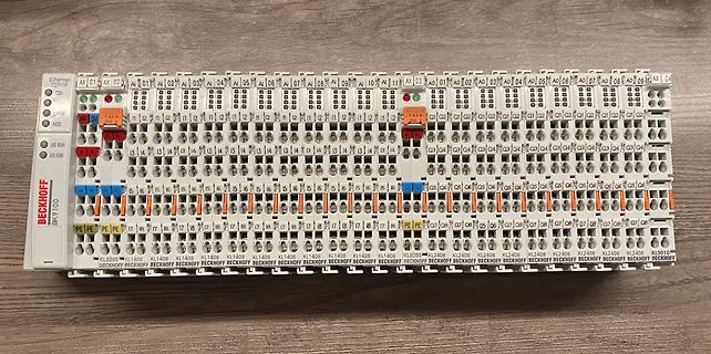 Beckhoff EtherCAT Klemmenmodul auf Holztisch
