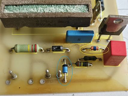 Nahaufnahme einer Leiterplatte mit elektronischen Bauteilen