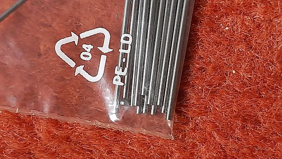 Nahaufnahme von Metallstiften in einer Plastikverpackung