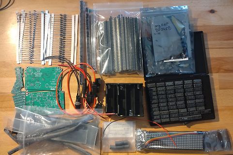 Elektronikbauteile, Leiterplatten und Steckverbinder auf Holztisch