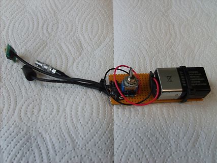 Prototyping-Platine mit Schalter, Netzteil und Kabeln