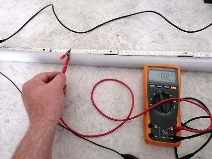 Multimeter Messung mit Prüfspitze