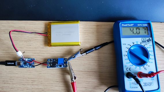 Messaufbau mit LiPo-Akku, Laderegler und Multimeter