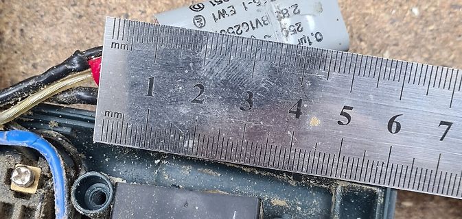 Metalllineal über elektronischen Bauteilen