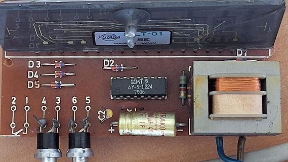 Nahaufnahme einer Leiterplatte mit elektronischen Bauteilen