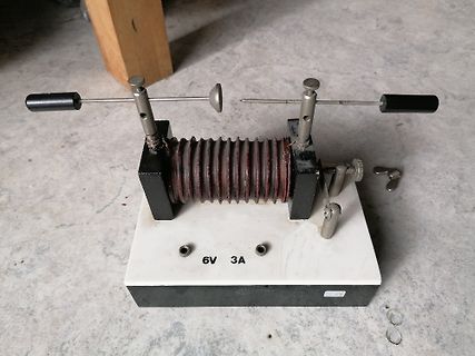 Experimenteller Aufbau mit Spule und Kontakten