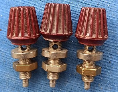 Drei rote Drehregler mit Metallgewinde