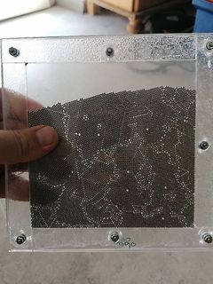 Metallkugeln in einem transparenten Behälter