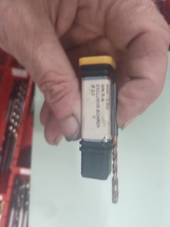Hand hält Bohrerhalter mit Bohrer